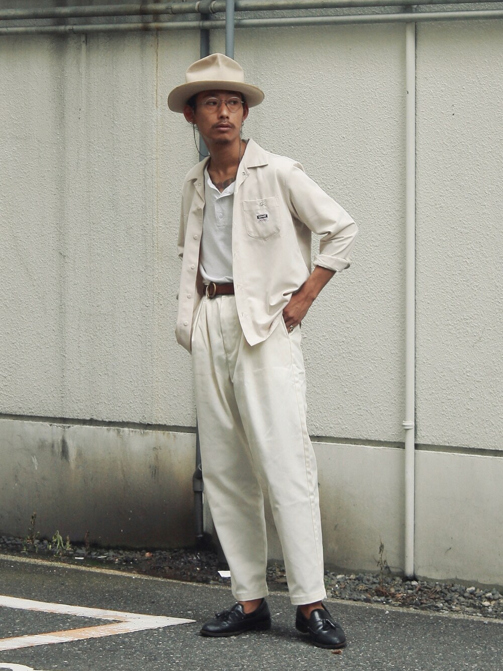 「秋のコーデ、秋、大人カジュアル、シンプルスタイル、スラックス、タックイン、アメカジコーデ、ワイドパンツ、アメカジ、秋服準備はじめました、ローファー、シャツ好き集まれ、ホワイトコーデ、SCHOTT」｜「50s 3X OPENROADのアイテム（ハット、ベージュ系）」を使った、Renさん（メンズ・176cm）の秋コーディネートの1枚目の写真