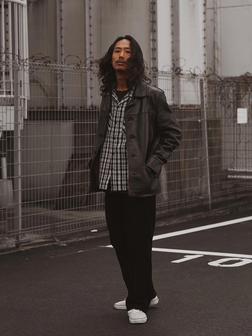 「WEARハロウィン2022、秋のコーデ、シンプルスタイル、今日のコーデ、お洒落さんと繋がりたい、ブラックコーデ、コーデュロイ、ジャケット、コーデュロイパンツ、アメカジ、メンズファッション、レザー、コートスタイル、SCHOTT」｜「schottの【直営限定】Schott/ショット/SPECIAL HORSEHIDE CARCOAT/スペシャルホースハイド カーコート（ライダースジャケット、ブラック系）」を使った、Renさん（メンズ・176cm）の秋コーディネートの1枚目の写真
