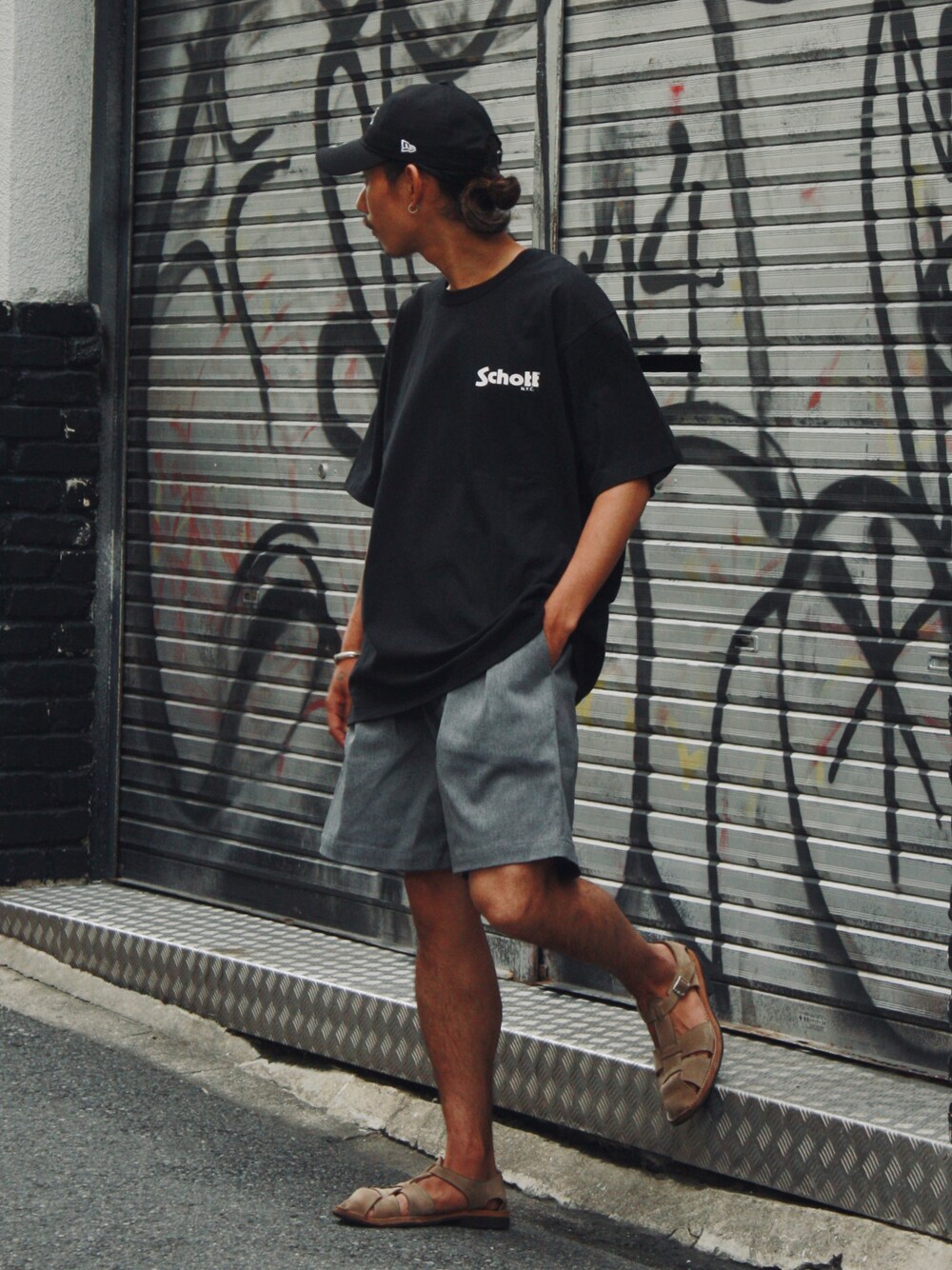 「休日スタイル、シンプルコーデ、カジュアルコーデ、夏コーデ、Tシャツ、ゆるコーデ、ビッグT、オーバーサイズ、キャップコーデ、NEW ERA、ニューエラ、グルカサンダル、SCHOTT」｜「schottのSchott×NEWERA/ショット×ニューエラ/9TWENTY TYPE 'SB'/ SBキャップ（キャップ、ブラック系）」を使った、Renさん（メンズ・176cm）の夏コーディネートの1枚目の写真