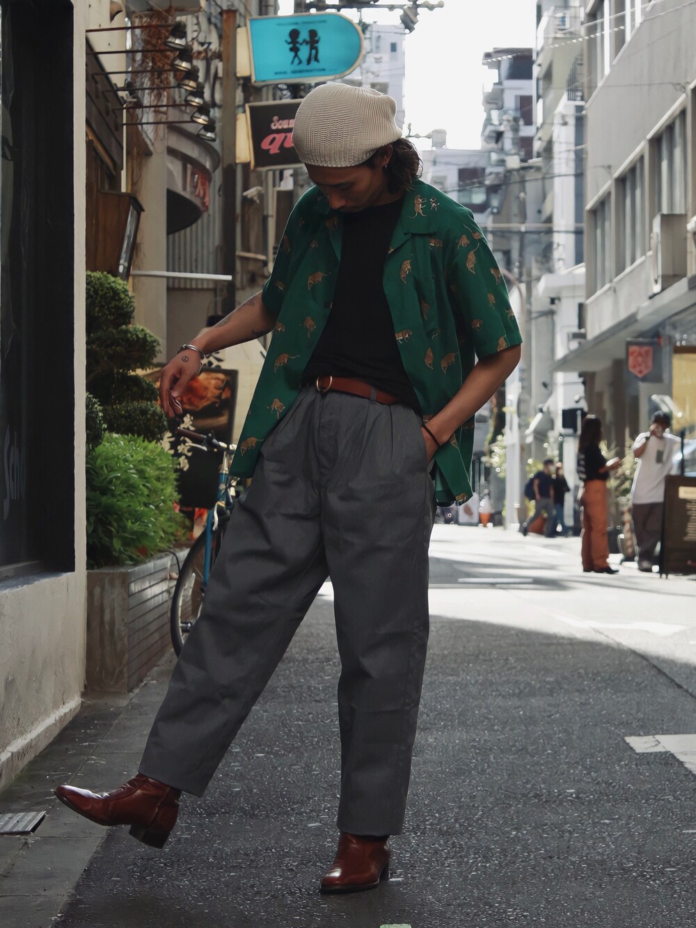 「休日スタイル、シンプルコーデ、オトナカジュアル、おしゃれさんと繋がりたい、春、ニット帽、開襟シャツ、オープンカラーシャツ、柄シャツ、緑コーデ、チノパン、ブーツコーデ、タックインコーデ、SCHOTT」｜「schottのSCH-LEOPARD HAWAIIAN（シャツ/ブラウス、グリーン系）」を使った、Renさん（メンズ・176cm）の春コーディネートの1枚目の写真