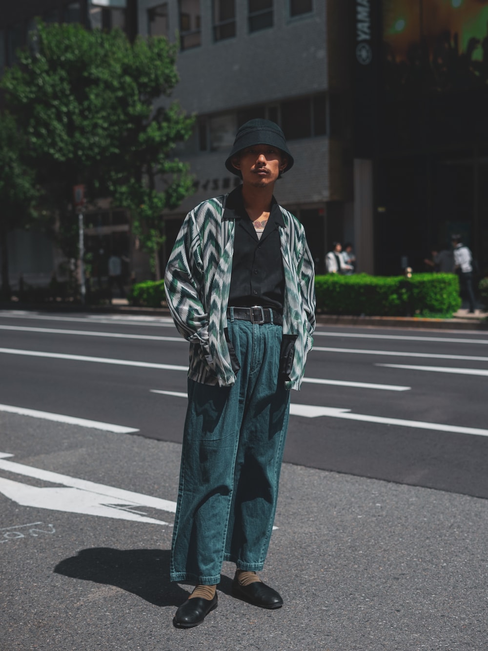 「いまどきジャケット写真、春、カジュアルコーデ、ワイドパンツ、春コーデ、お洒落さんとつながりたい、はるコーデ、春服みてみて、革靴、ストリートコーデ、デニムコーデ、ルーズシルエット、SCHOTT」｜「schottのSchott/ショット/PATTERNED MESH CARDIGAN/パターン メッシュカーディガン（カーディガン/ボレロ、グリーン系）」を使った、Renさん（メンズ・176cm）の春コーディネートの1枚目の写真