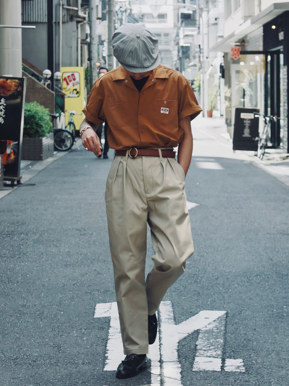 「FUDGEBOYのトラッドスタイル、大人カジュアル、夏コーデ、初夏コーデ、シンプルスタイル、タックイン、オープンカラーシャツ、シャツスタイル、開襟シャツ、キャスケット、革靴、ローファー、タックパンツ、チノパン、SCHOTT」｜「schottのSchott/ショット/TC WORK SHIRT/TC ワークシャツ（シャツ/ブラウス、イエロー系）」を使った、Renさん（メンズ・176cm）の春コーディネートの1枚目の写真