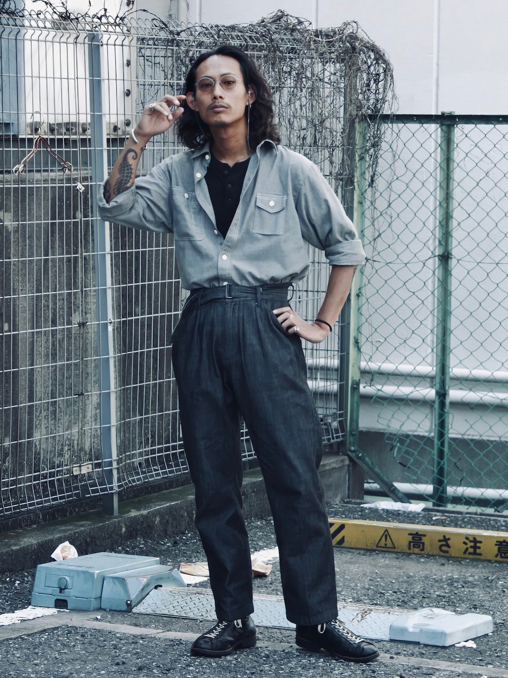 「夏、メンズコーデ、大人カジュアル、休日スタイル、ブラック、大人コーデ、秋服準備はじめました、シャツ、タックイン、サングラススタイル、レースアップシューズ、ブーツコーデ、SCHOTT」｜「schottの# DS CHAMBRAY LS WORK SHIRT（シャツ/ブラウス、グリーン系）」を使った、Renさん（メンズ・176cm）の夏コーディネートの1枚目の写真