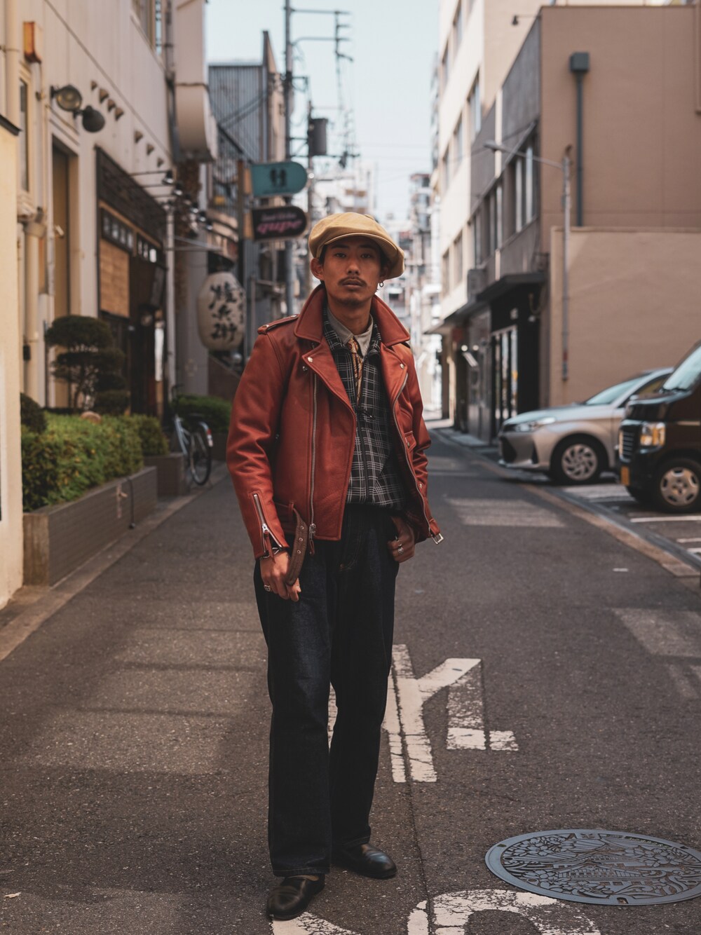 「いまどきジャケット写真、春服コーデ、オトナカジュアル、メンズコーデ、大人コーデ、ライダースジャケット、ライダースコーデ、革ジャンコーデ、レザージャケット、レイヤードスタイル、デニムコーデ、ワイドデニム、SCHOTT」｜「schottのSchott/ショット/PATTERNED JERSEY TRACK JACKET/パターン ジャージ トラックジャケット（ブルゾン、ブラック系）」を使った、Renさん（メンズ・176cm）の春コーディネートの1枚目の写真
