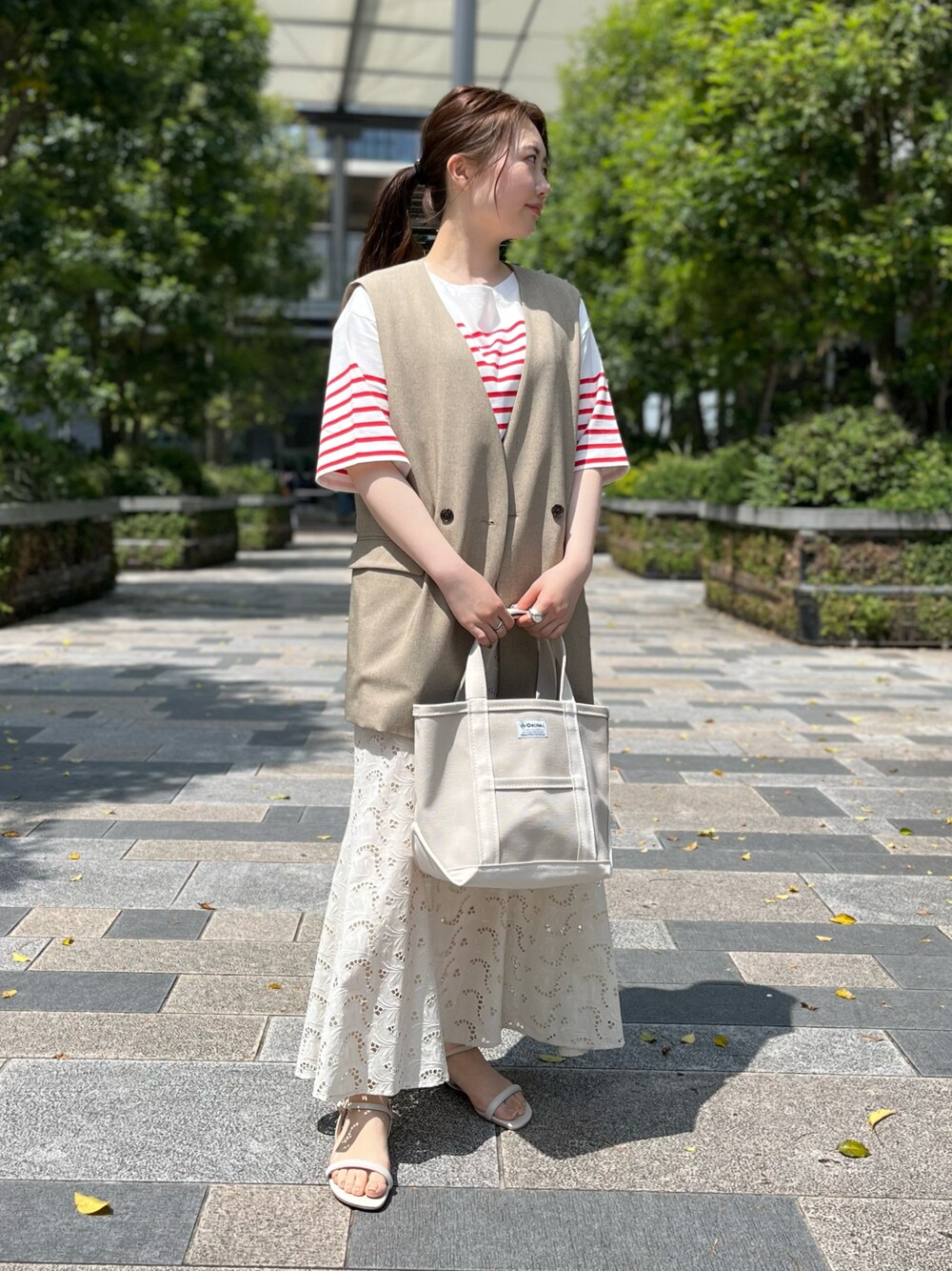 その他のTシャツ/カットソー、ベージュ系のベスト、ホワイト系のスカートを着用したレディースの春コーディネートの1枚目の写真