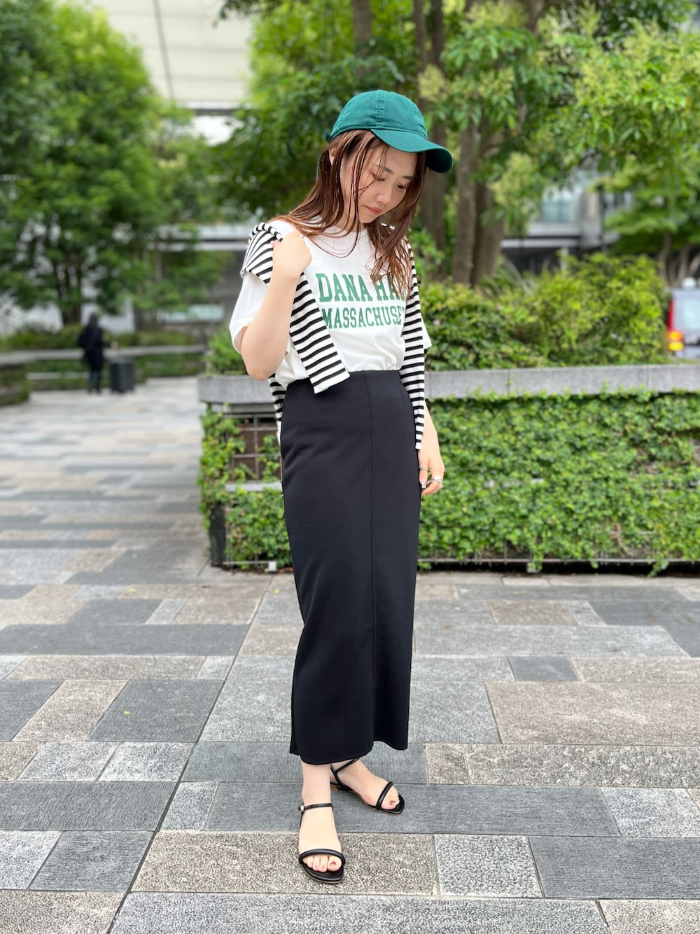ブラック系のサンダル、ホワイト系のTシャツ/カットソー、その他のカーディガン/ボレロを着用したレディースの夏コーディネートの1枚目の写真
