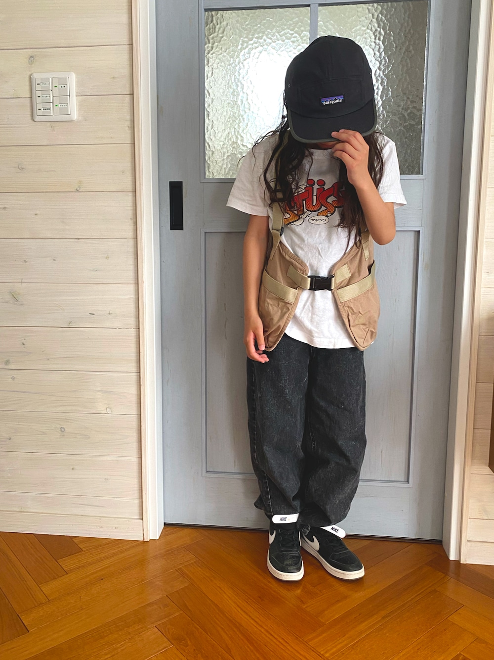「夏コーデ、ベスト、stussy、パタゴニア、キャップ、ロン毛の男の子、ナイキ、スニーカー、古着MIX、古着、ハイジの村、山梨」｜「patagoniaのアイテム（キャップ、ブラック系）」を使った、komaさん（キッズ・130cm）の春コーディネートの1枚目の写真