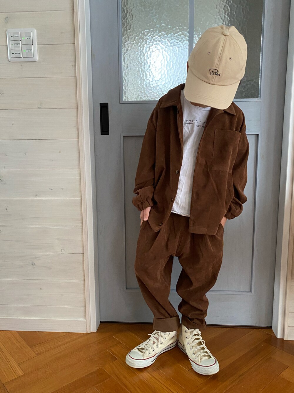 「休日コーデ、コンバース、セットアップ、プチプラ、ブラウン、アイボリー、キャップ、１年生、バースデー、白Tシャツ、白スニーカー」｜「Availのアイテム（キャップ、ベージュ系）」を使った、komaさん（キッズ・120cm）の秋コーディネートの1枚目の写真