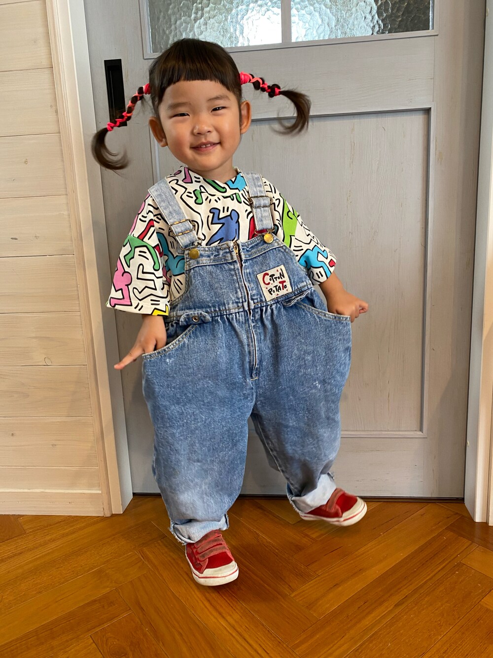 ホワイト系のセットアップ、ブルー系のサロペット/オーバーオール、レッド系のスニーカーを着用したキッズの夏コーディネートの1枚目の写真