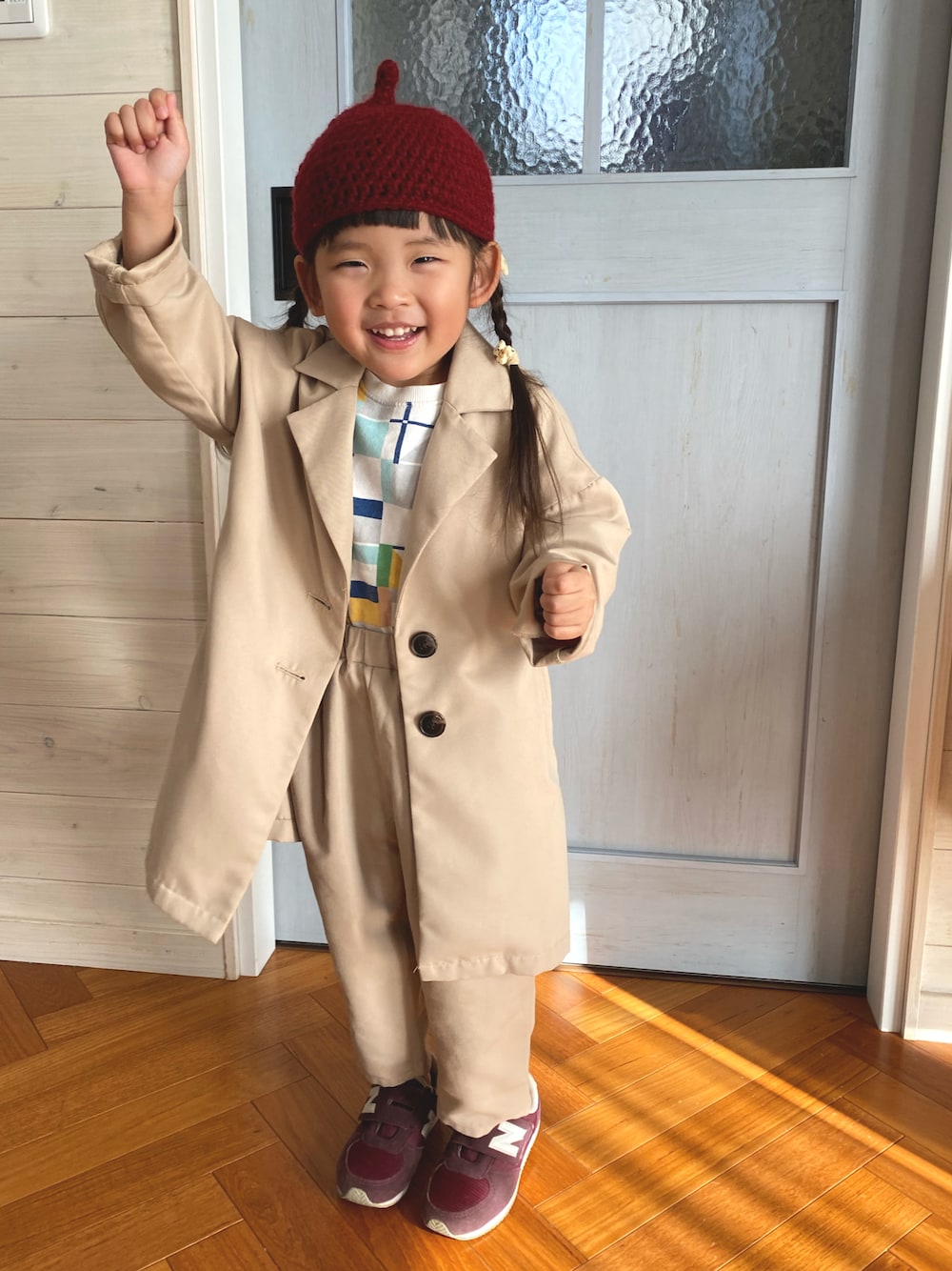 ホワイト系のスウェット、ベージュ系のチェスターコート、ベージュ系のその他パンツを着用したキッズの秋コーディネートの1枚目の写真