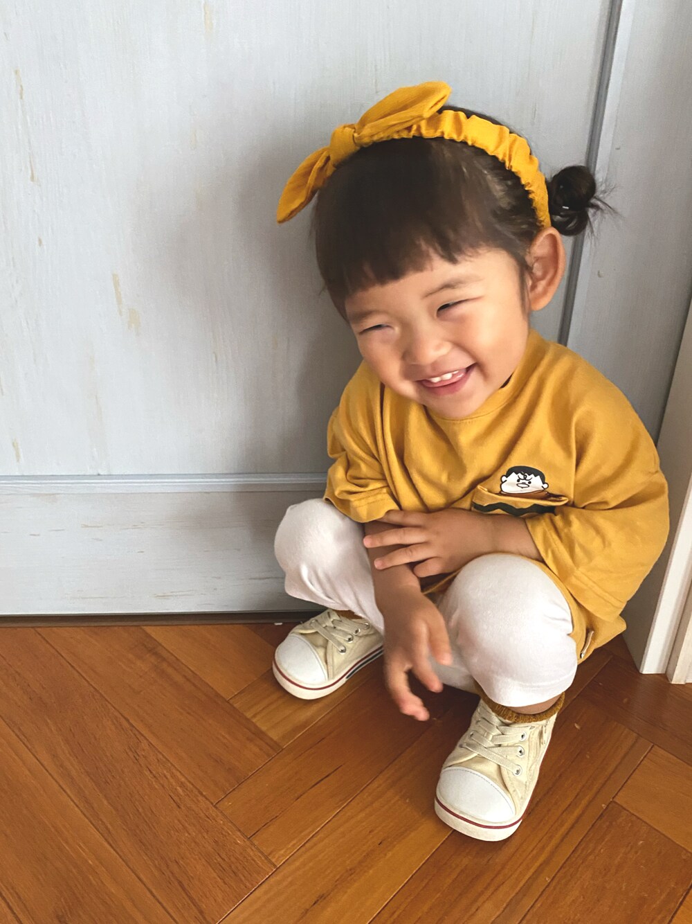 イエロー系のTシャツ/カットソー、ホワイト系のスニーカー、ホワイト系のその他パンツを着用したキッズの夏コーディネートの1枚目の写真