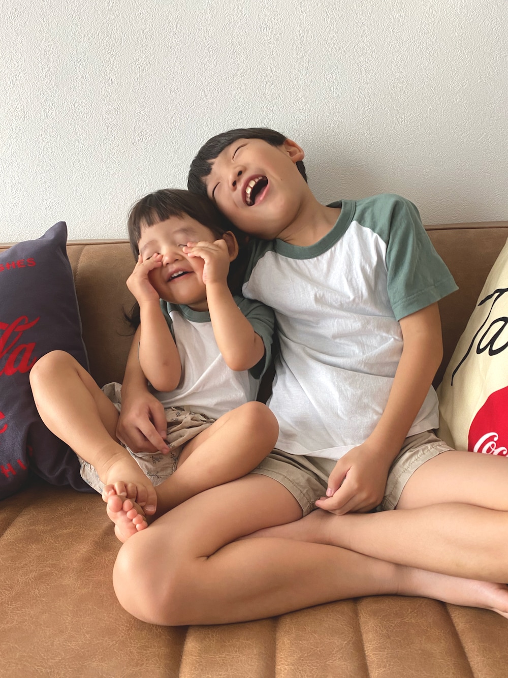 ホワイト系のTシャツ/カットソー、ホワイト系のTシャツ/カットソー、ベージュ系のパンツを着用したキッズの夏コーディネートの1枚目の写真