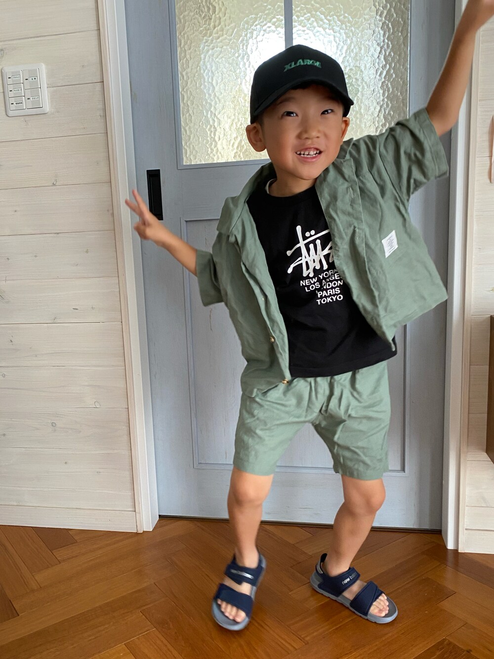 ブラック系のTシャツ/カットソー、グリーン系のパンツ、グリーン系のシャツ/ブラウスを着用したキッズの夏コーディネートの1枚目の写真