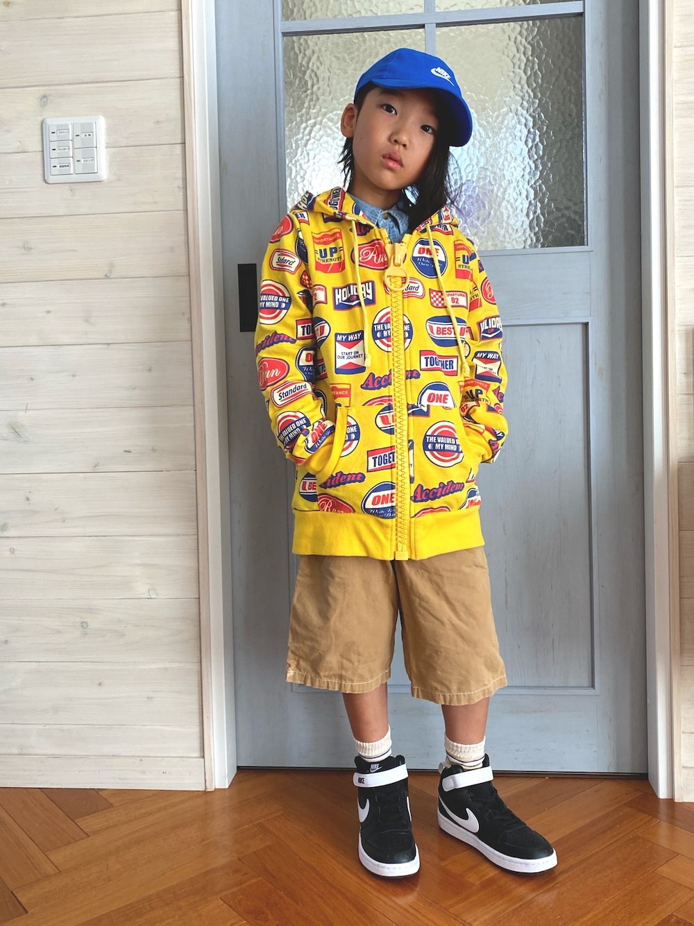 イエロー系のその他アウター、ベージュ系のパンツ、ブラック系のスニーカーを着用したキッズの秋コーディネートの1枚目の写真