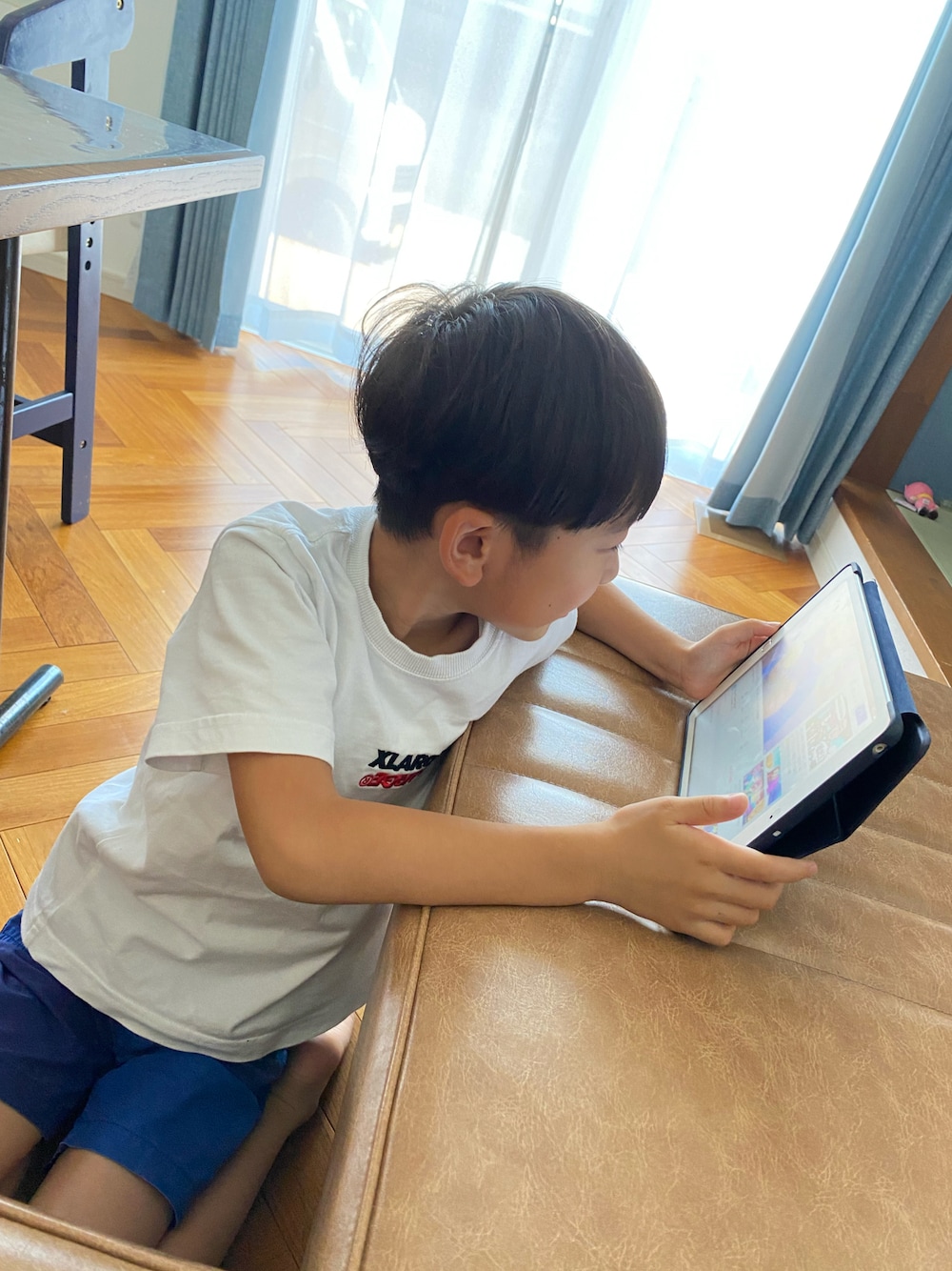 ホワイト系のTシャツ/カットソー、ブルー系のパンツを着用したキッズの夏コーディネートの1枚目の写真