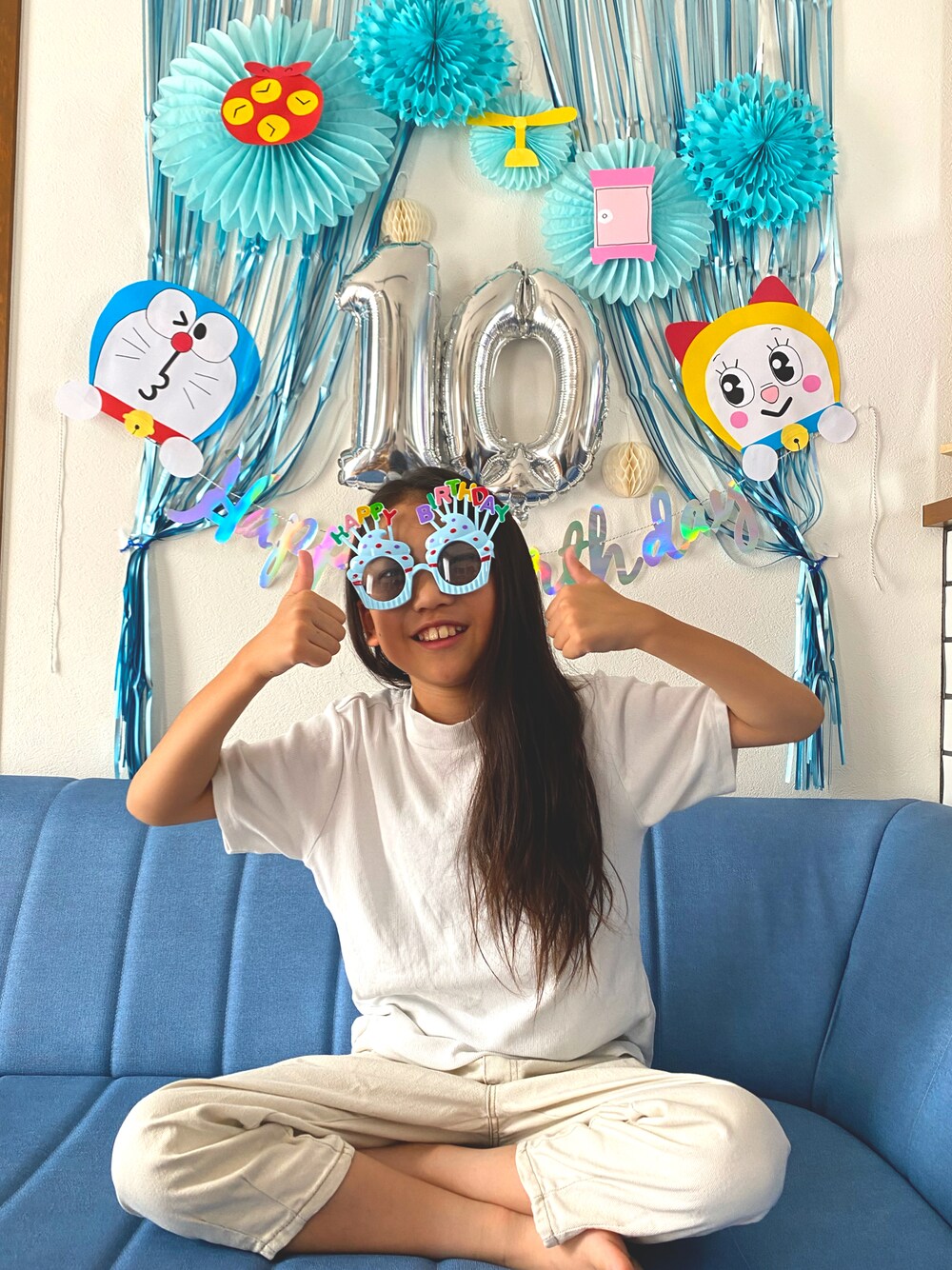 ホワイト系のデニムパンツを着用したキッズの夏コーディネートの1枚目の写真