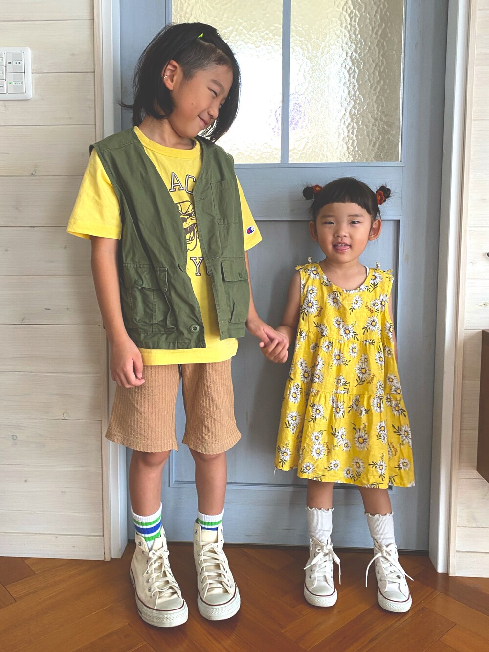 グリーン系のベスト、イエロー系のTシャツ/カットソー、イエロー系のトップスを着用したキッズの夏コーディネートの1枚目の写真