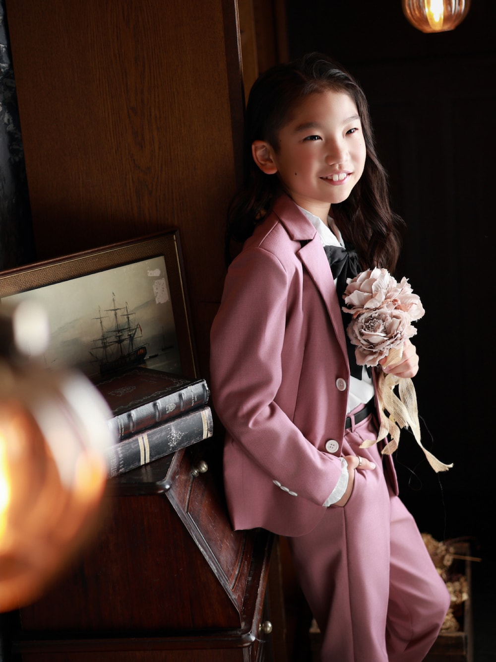 ピンク系のスーツジャケットを着用したキッズの夏コーディネートの1枚目の写真