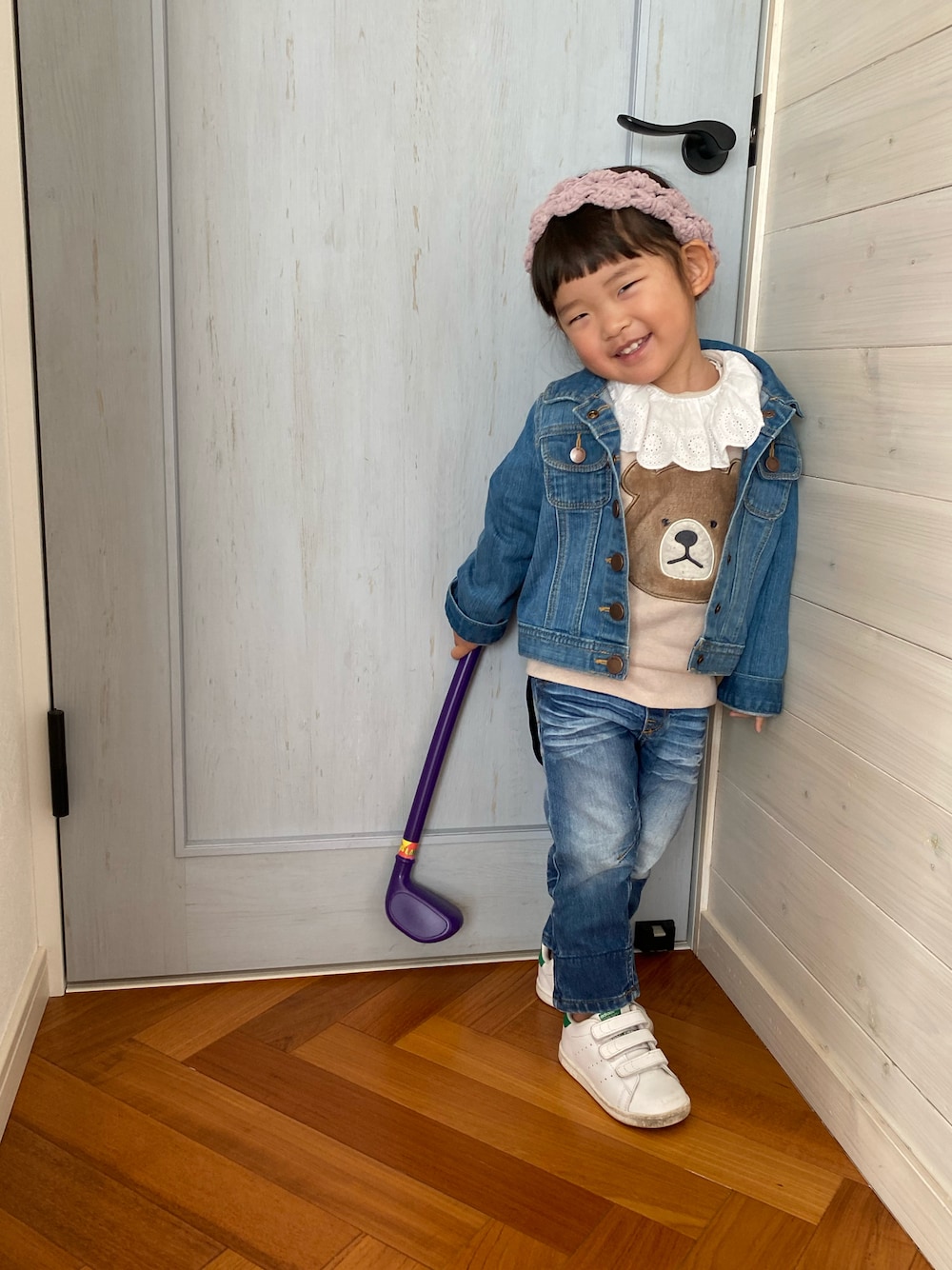ブルー系のデニムパンツ、ブルー系のデニムジャケット、ベージュ系のスウェットを着用したキッズの冬コーディネートの1枚目の写真