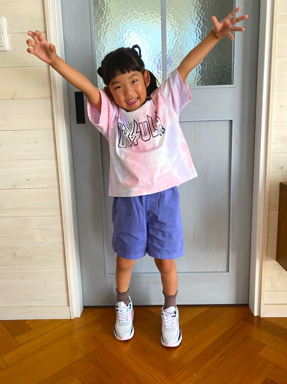 ホワイト系のスニーカー、ピンク系のTシャツ/カットソー、パープル系のパンツを着用したキッズの夏コーディネートの1枚目の写真