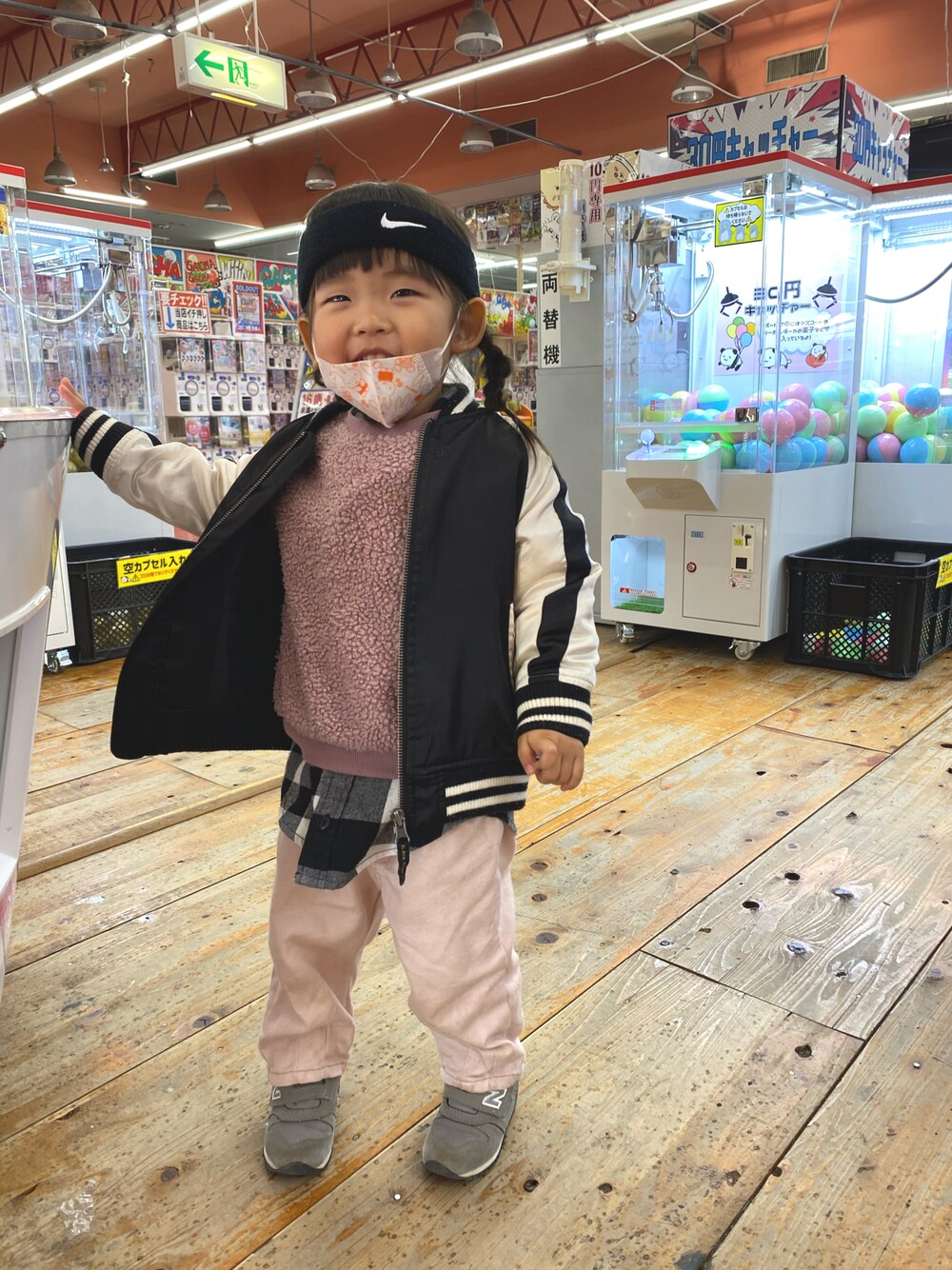 ピンク系のスウェット、ピンク系のデニムパンツ、グレー系のスニーカーを着用したキッズの冬コーディネートの1枚目の写真