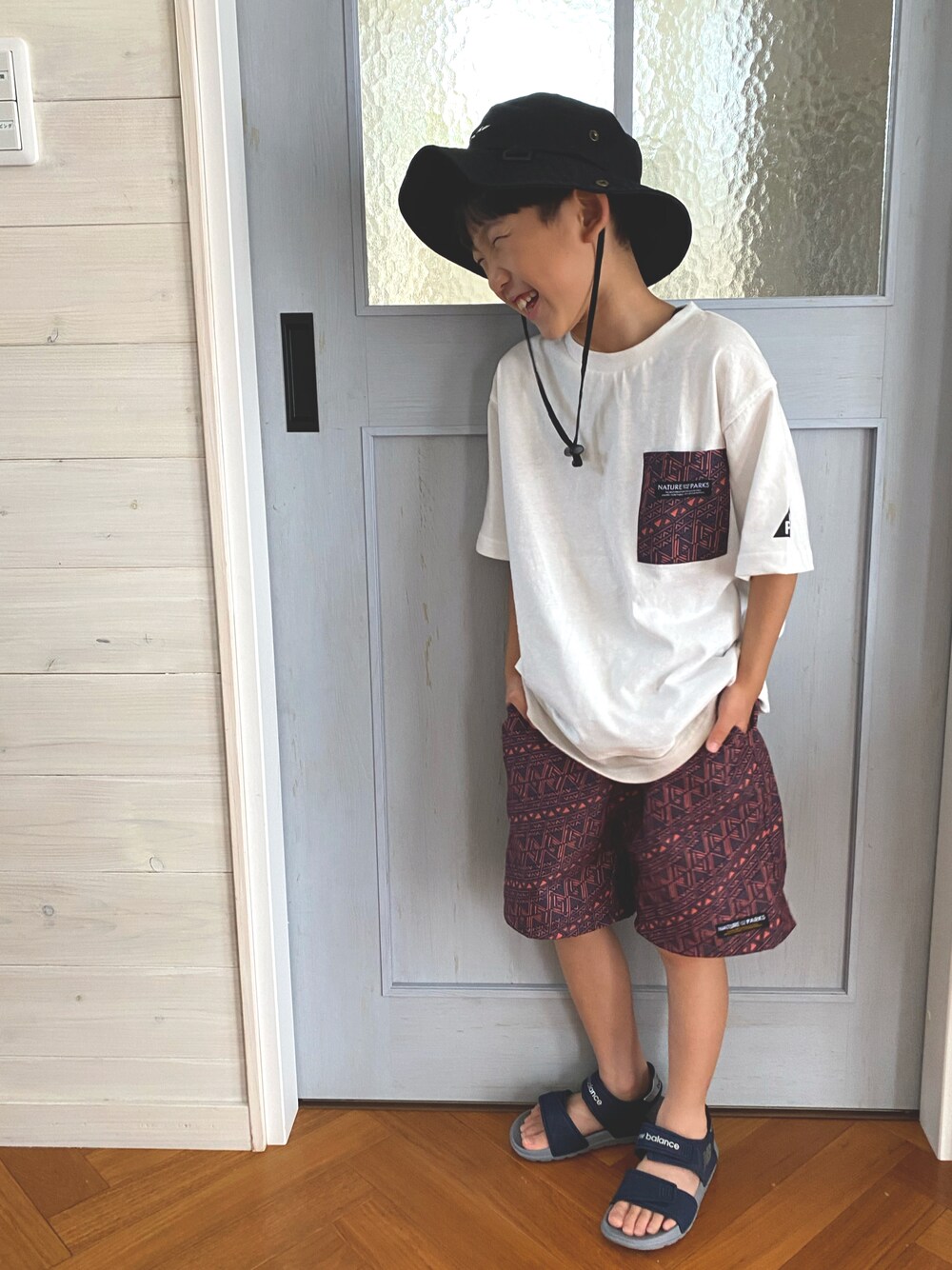 ホワイト系のTシャツ/カットソー、レッド系のその他パンツ、ブルー系のサンダルを着用したキッズの夏コーディネートの1枚目の写真