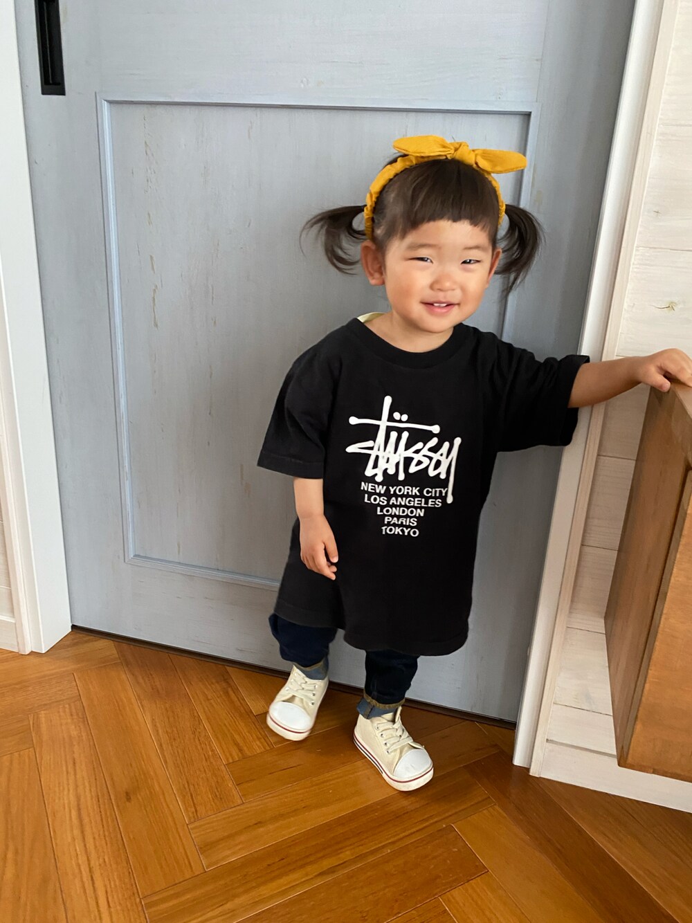 ブラック系のTシャツ/カットソー、ブラック系のその他パンツ、ホワイト系のスニーカーを着用したキッズの春コーディネートの1枚目の写真