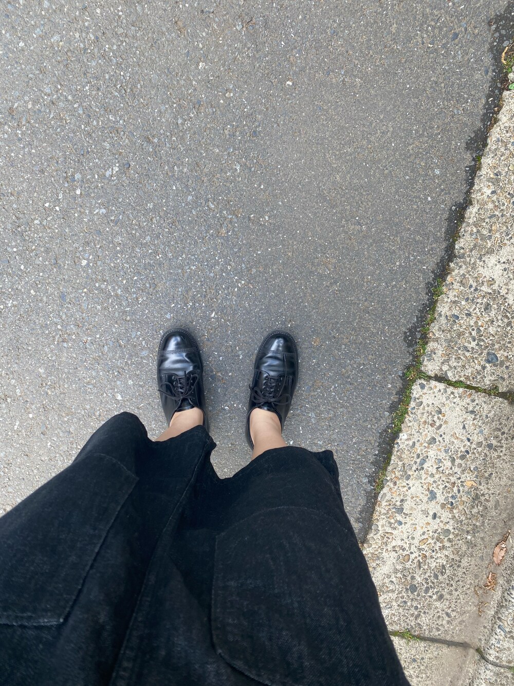 ブラック系のワンピース、ブラック系のドレスシューズ、ブラウン系のハットを着用したレディースの春コーディネートの1枚目の写真