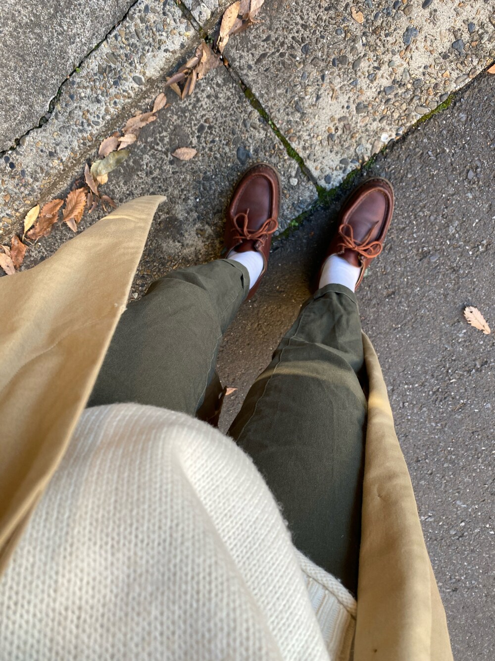 グリーン系のパンツ、ブラウン系のその他シューズ、ベージュ系のジャケット/アウターを着用したレディースの秋コーディネートの1枚目の写真