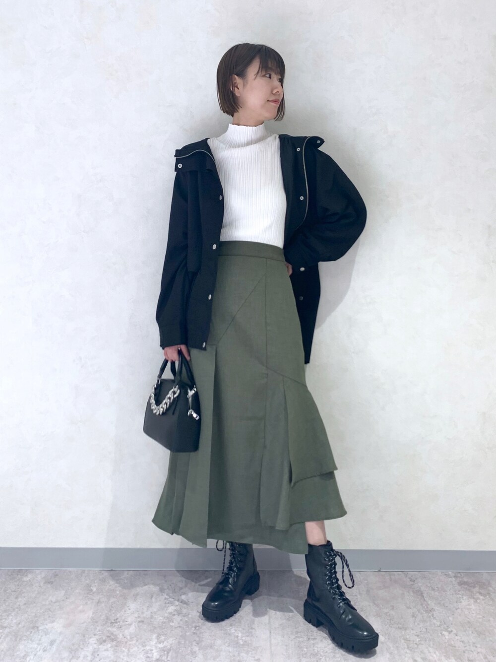 「春コーデ、オトナ女子、大人カジュアル、春、マウンテンパーカー、スカート、ボストンバッグ、リブニット、マーメイドスカート、きれいめカジュアル」｜「PAGEBOYのチェーンミニボストンバッグ / ショルダーバッグ（ショルダーバッグ、ブラック系）」を使った、さとぅーさん（レディース・170cm）の冬コーディネートの1枚目の写真