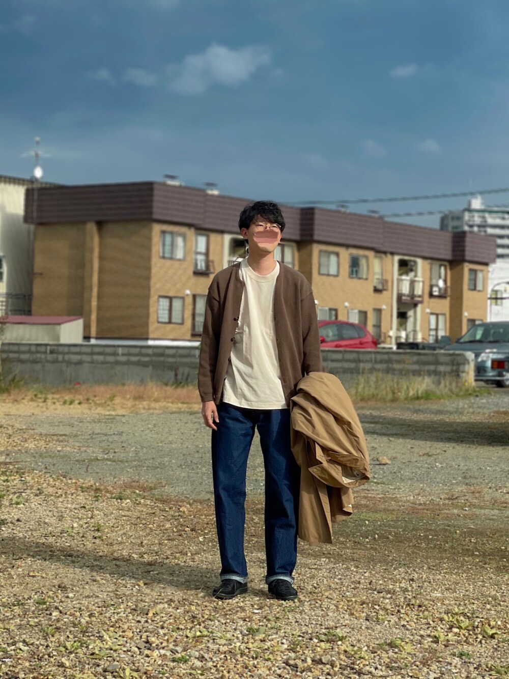 「休日スタイル、秋コーデ、シンプルスタイル、秋、休日コーデ、スニーカー、デニム、ブラウン、カーディガン」｜「crepusculeの【crepuscule】鹿の子カーディガン MEN（カーディガン/ボレロ、ブラウン系）」を使った、UTさん（メンズ・186cm）の秋コーディネートの1枚目の写真