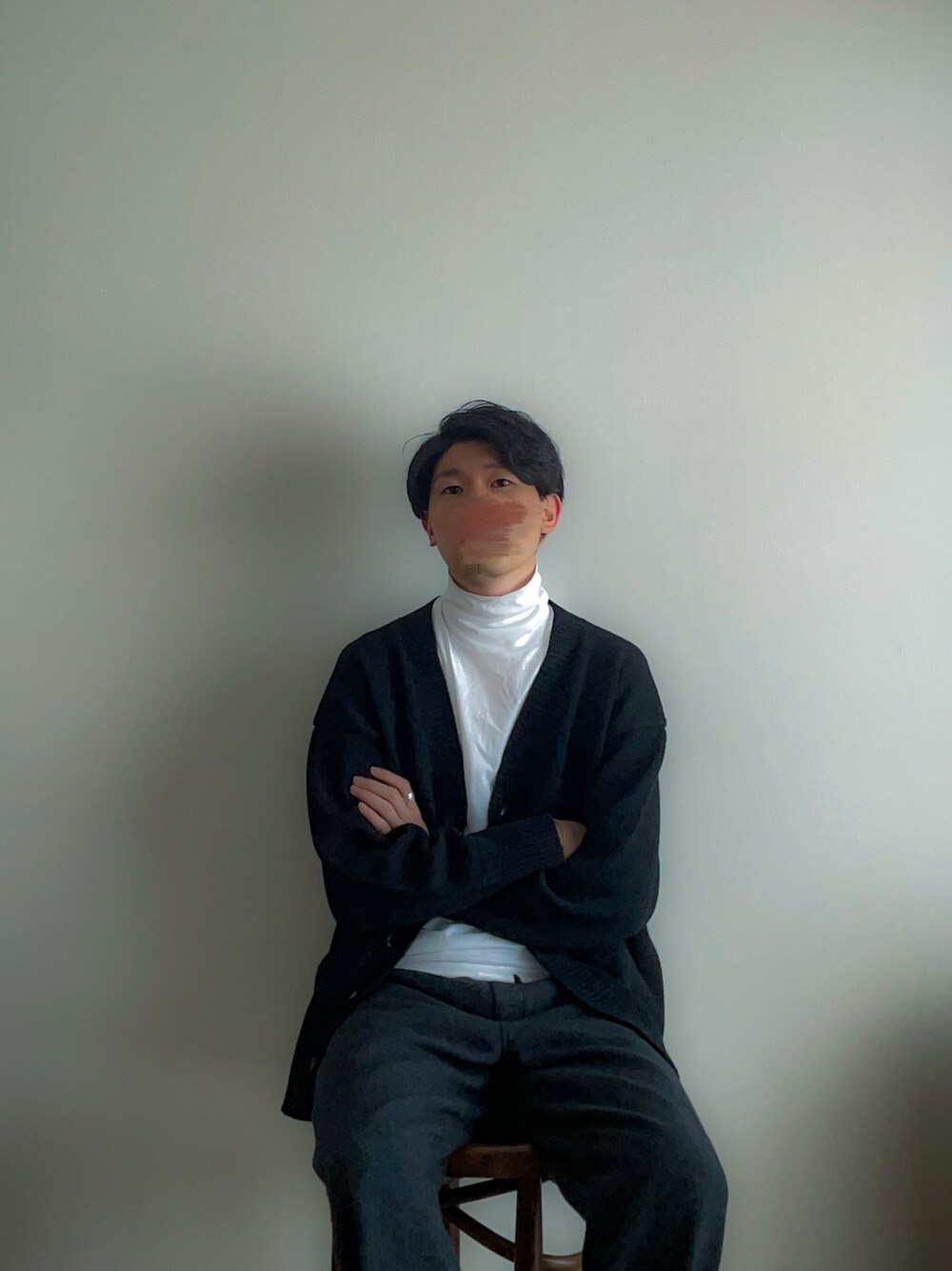 「シンプル、カジュアル、休日コーデ、冬コーデ、カーディガン、タートルネック」｜「AURALEEのVネック カーディガン MEN（カーディガン/ボレロ、ブラック系）」を使った、UTさん（メンズ・186cm）の春コーディネートの1枚目の写真