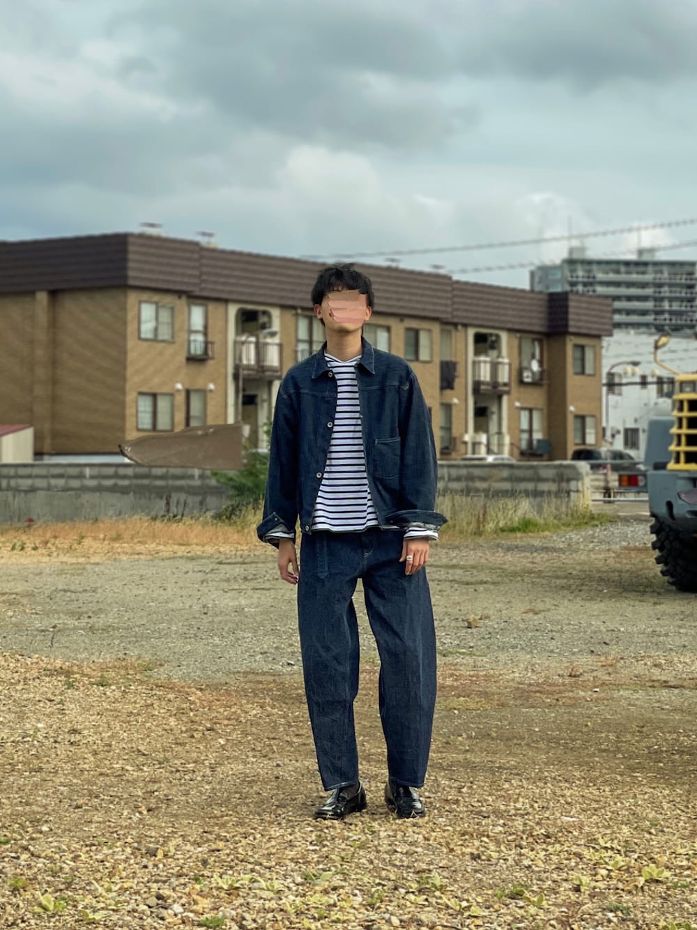 「秋コーデ、秋服、シンプルコーデ、休日コーデ、デニム、デニムパンツ、デニムジャケット、ローファー、革靴、バスクシャツ」｜「COMOLIのアイテム（デニムパンツ、ブルー系）」を使った、UTさん（メンズ・186cm）の秋コーディネートの1枚目の写真