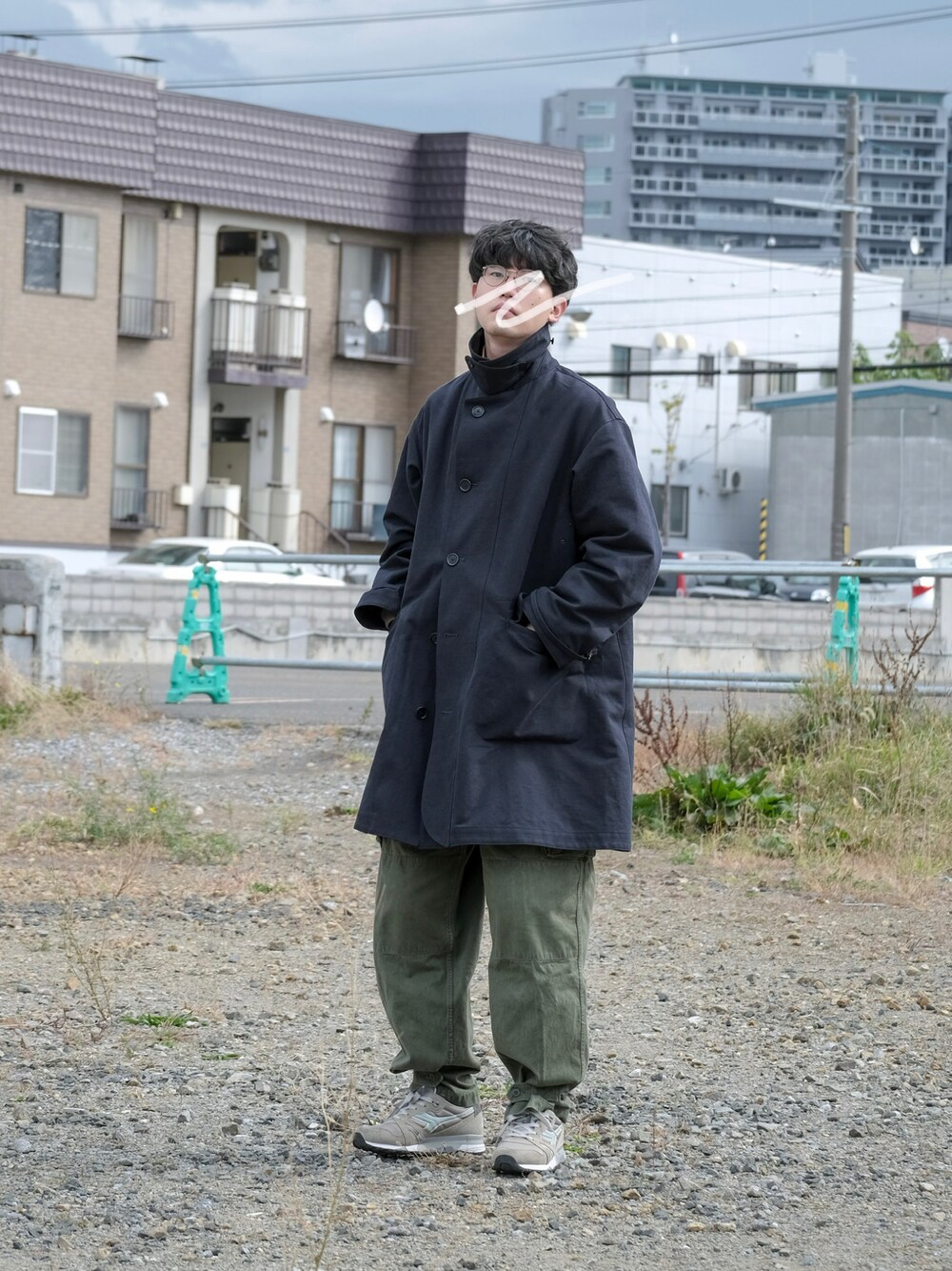 「シンプル、休日コーデ、スニーカーコーデ、秋服、メガネ男子、コート、カーキ、ネイビー」｜「M-47のアイテム（カーゴパンツ、グリーン系）」を使った、UTさん（メンズ・186cm）の秋コーディネートの1枚目の写真