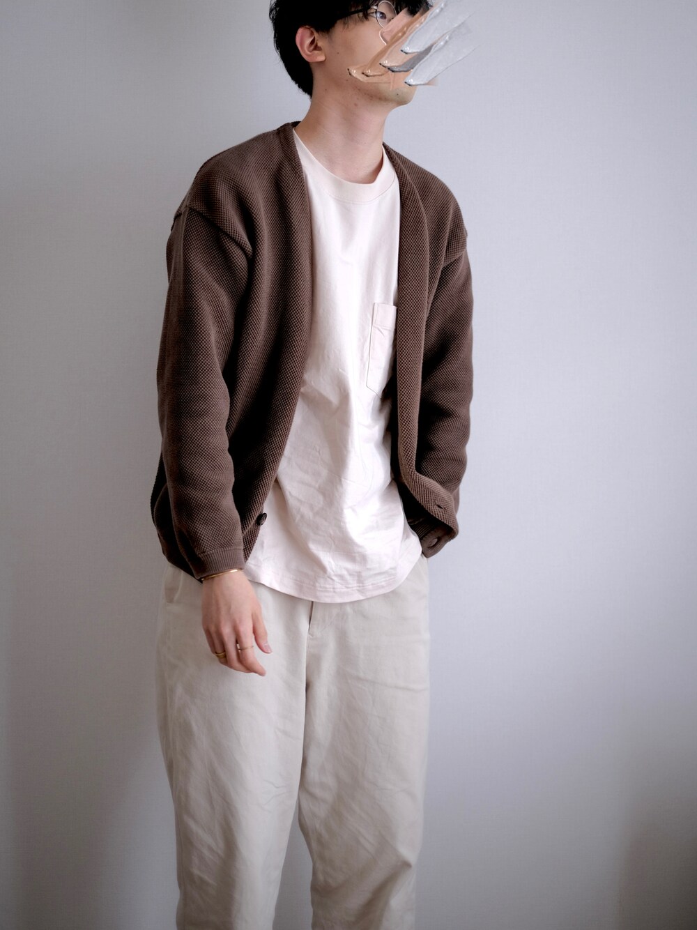 「休日コーデ、カジュアル、アースカラー、カーディガン」｜「crepusculeの【crepuscule】鹿の子カーディガン MEN（カーディガン/ボレロ、ブラウン系）」を使った、UTさん（メンズ・186cm）の春コーディネートの1枚目の写真