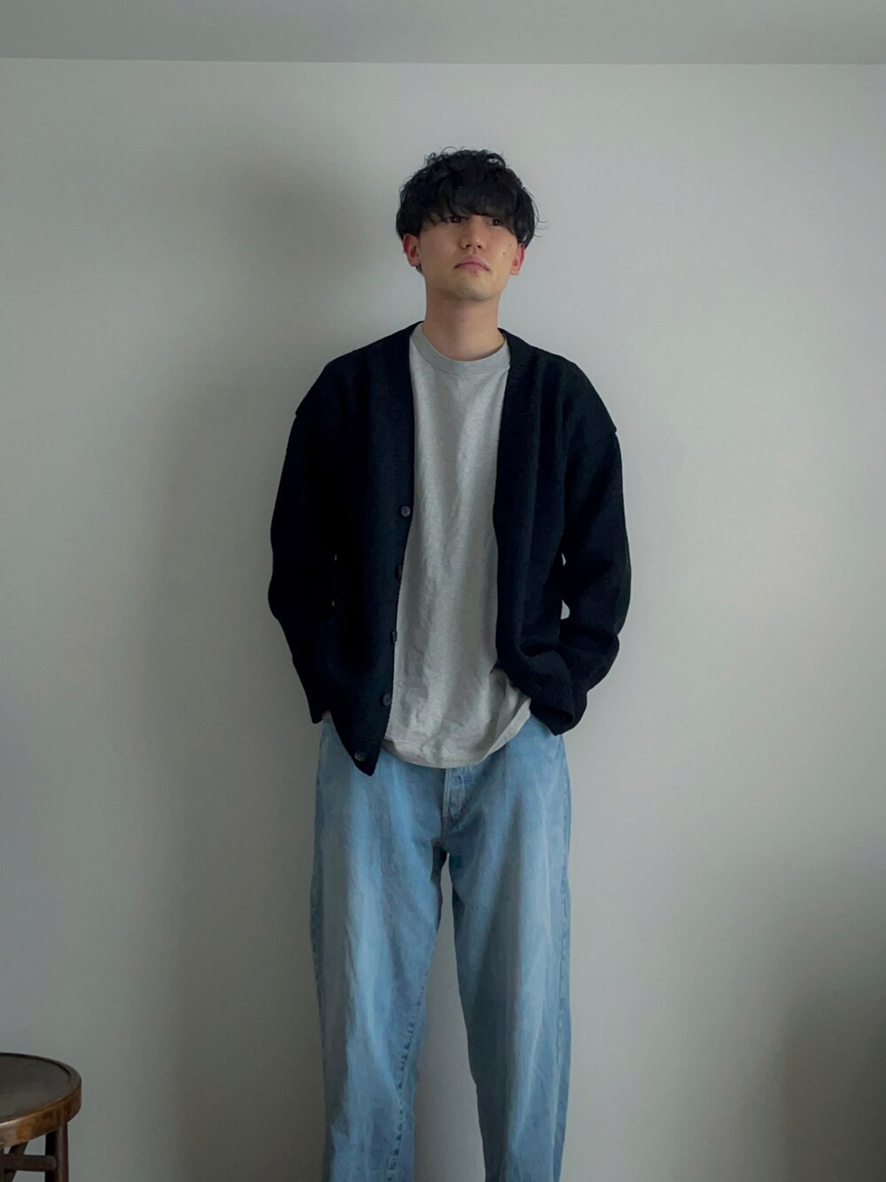 「シンプルコーデ、休日コーデ、デニム、ootd、カーディガン、黒」｜「COMOLIのアイテム（Tシャツ/カットソー、グレー系）」を使った、UTさん（メンズ・186cm）の春コーディネートの1枚目の写真