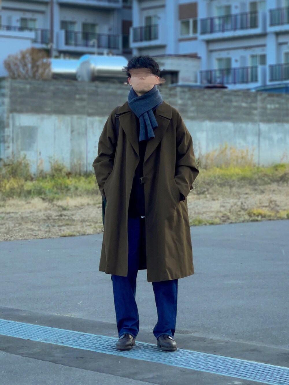 「休日スタイル、ロングコート、シンプル、マフラー、革靴、デニム、デニムパンツ」｜「CIOTAのアイテム（デニムパンツ、ブルー系）」を使った、UTさん（メンズ・186cm）の冬コーディネートの1枚目の写真