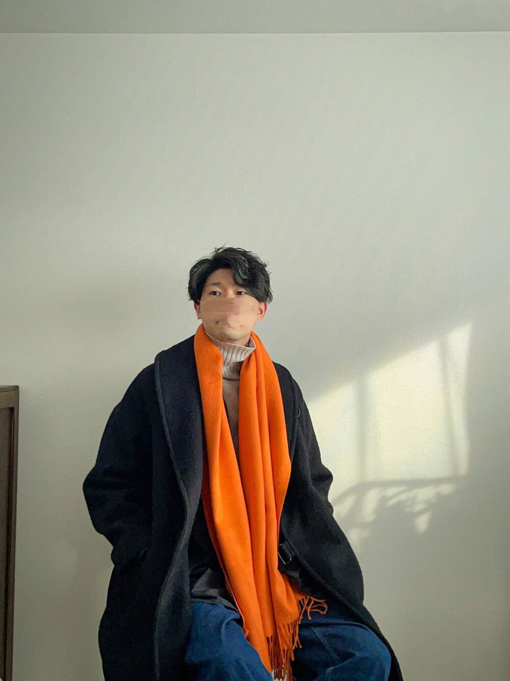 「シンプルコーデ、冬コーデ、マフラー、コート、デニム、デニムパンツ」｜「THE INOUE BROTHERSの【THE INOUE BROTHERS】別注 大判マフラー（マフラー、オレンジ系）」を使った、UTさん（メンズ・186cm）の冬コーディネートの1枚目の写真