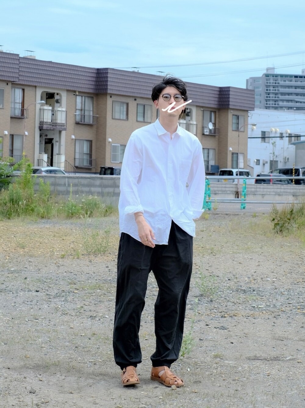 「リラックススタイル、休日コーデ、シンプル、休日スタイル、シャツコーデ、シンプルスタイル、夏コーデ、サンダル」｜「Parabootの【PARABOOT】グルカサンダル PACIFIC / MEN（サンダル、ブラウン系）」を使った、UTさん（メンズ・186cm）の秋コーディネートの1枚目の写真