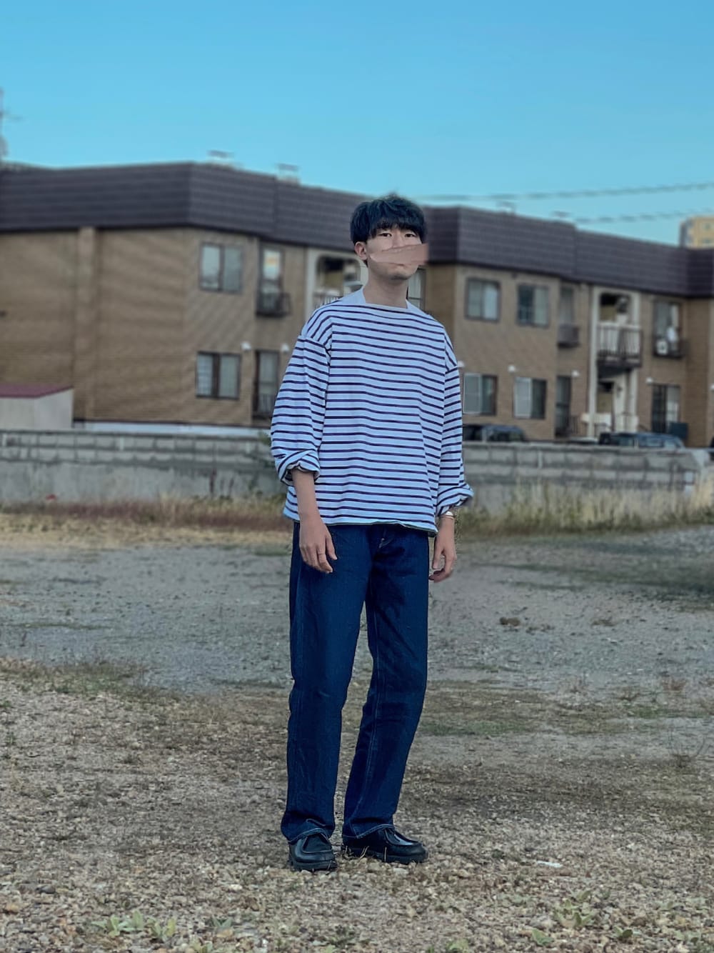 「秋のコーデ、休日スタイル、デニム、革靴、ボーダー」｜「OUTILのアイテム（Tシャツ/カットソー、ホワイト系）」を使った、UTさん（メンズ・186cm）の秋コーディネートの1枚目の写真