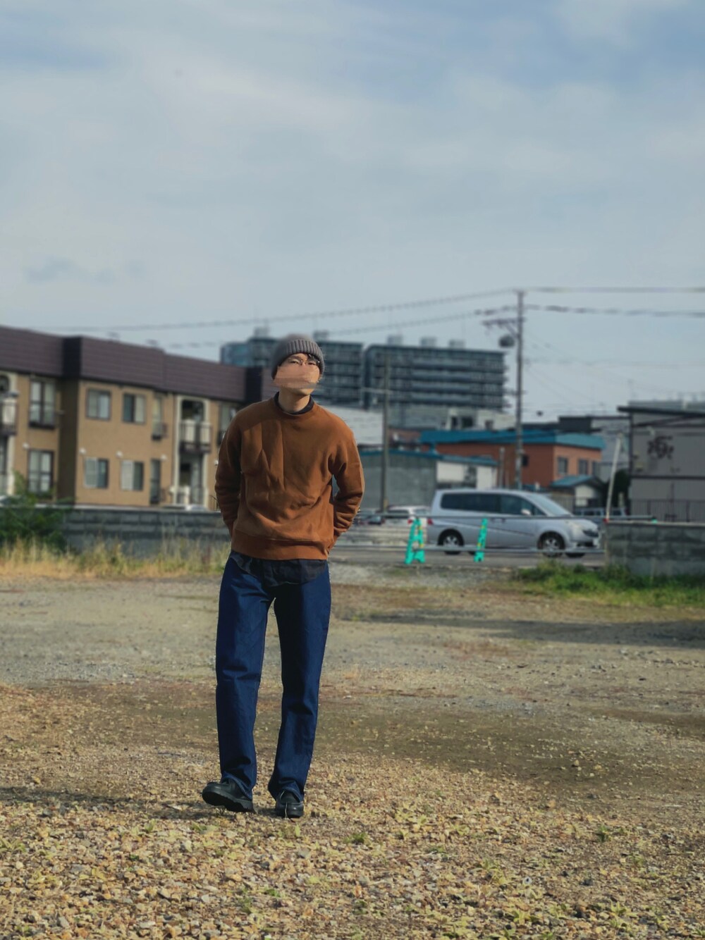 「休日スタイル、シンプル、秋服、デニムパンツ、デニム、スウェット、革靴、ニット帽」｜「crepusculeの＜crepuscule＞ CAP/ﾆｯﾄｷｬｯﾌﾟ（ニットキャップ/ビーニー、グレー系）」を使った、UTさん（メンズ・186cm）の秋コーディネートの1枚目の写真