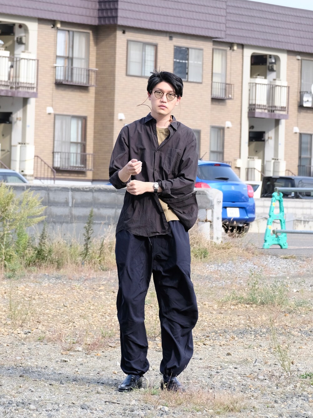 「休日スタイル」｜「COMOLIのアイテム（パンツ、ブルー系）」を使った、UTさん（メンズ・186cm）の秋コーディネートの1枚目の写真