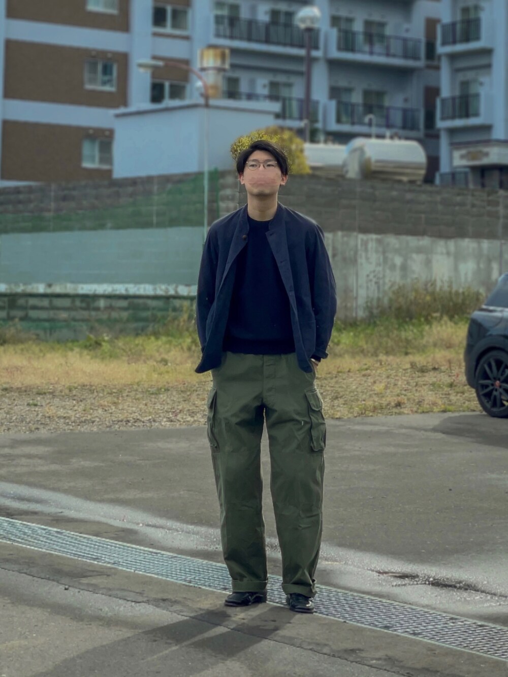「秋コーデ、休日スタイル、ワイドパンツ、カーキ、休日コーデ、ニット」｜「COMOLIのアイテム（ジャケット/アウター、ブルー系）」を使った、UTさん（メンズ・186cm）の秋コーディネートの1枚目の写真