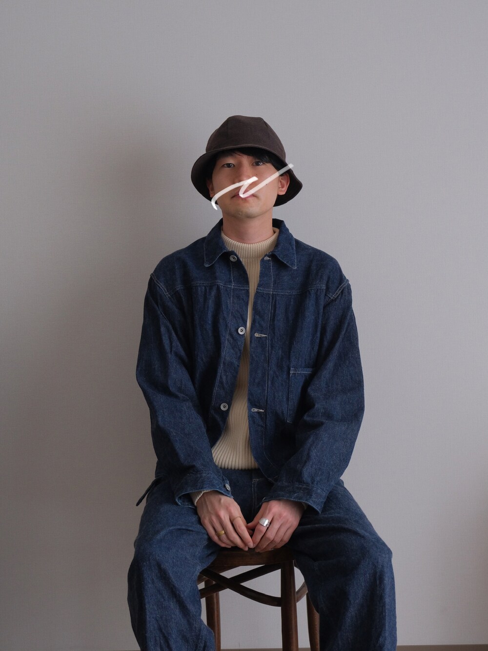 「シンプルコーデ、春、デニム、デニムパンツ、デニムジャケット、デニムオンデニム、バケットハット」｜「KIJIMA TAKAYUKIのアイテム（帽子、ブラウン系）」を使った、UTさん（メンズ・186cm）の春コーディネートの1枚目の写真