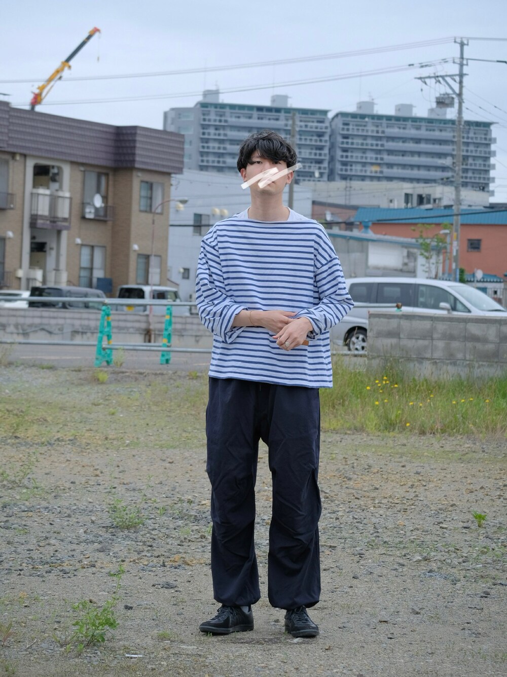 「シンプル、スニーカー、休日スタイル」｜「OUTILのアイテム（Tシャツ/カットソー、ホワイト系）」を使った、UTさん（メンズ・186cm）の夏コーディネートの1枚目の写真