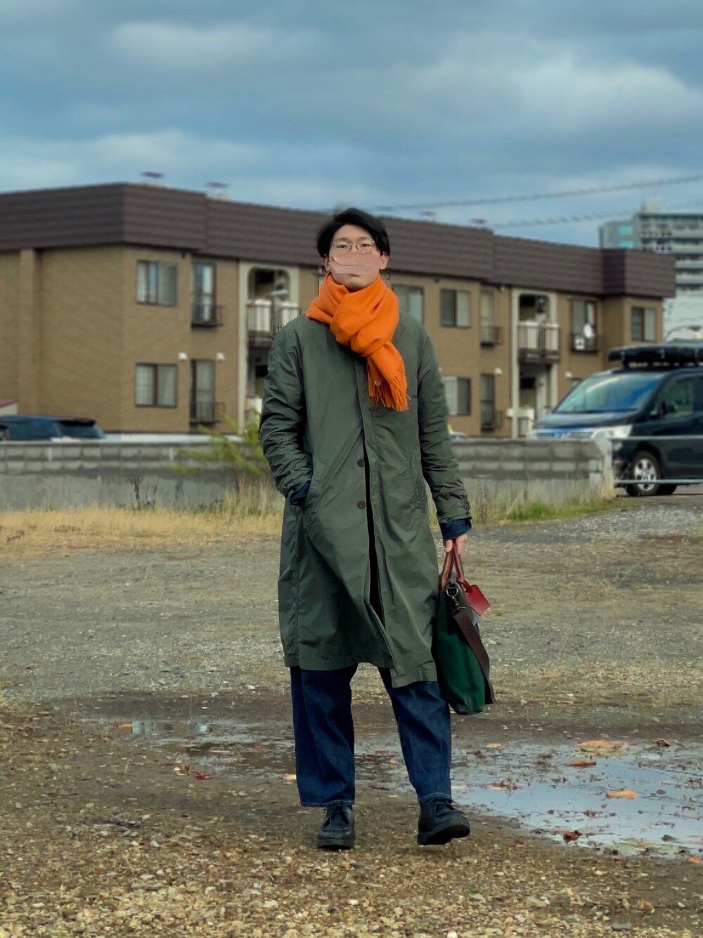 「休日スタイル、マフラー、シンプル、デニム、デニムパンツ」｜「THE INOUE BROTHERSの【THE INOUE BROTHERS】別注 大判マフラー（マフラー、オレンジ系）」を使った、UTさん（メンズ・186cm）の冬コーディネートの1枚目の写真