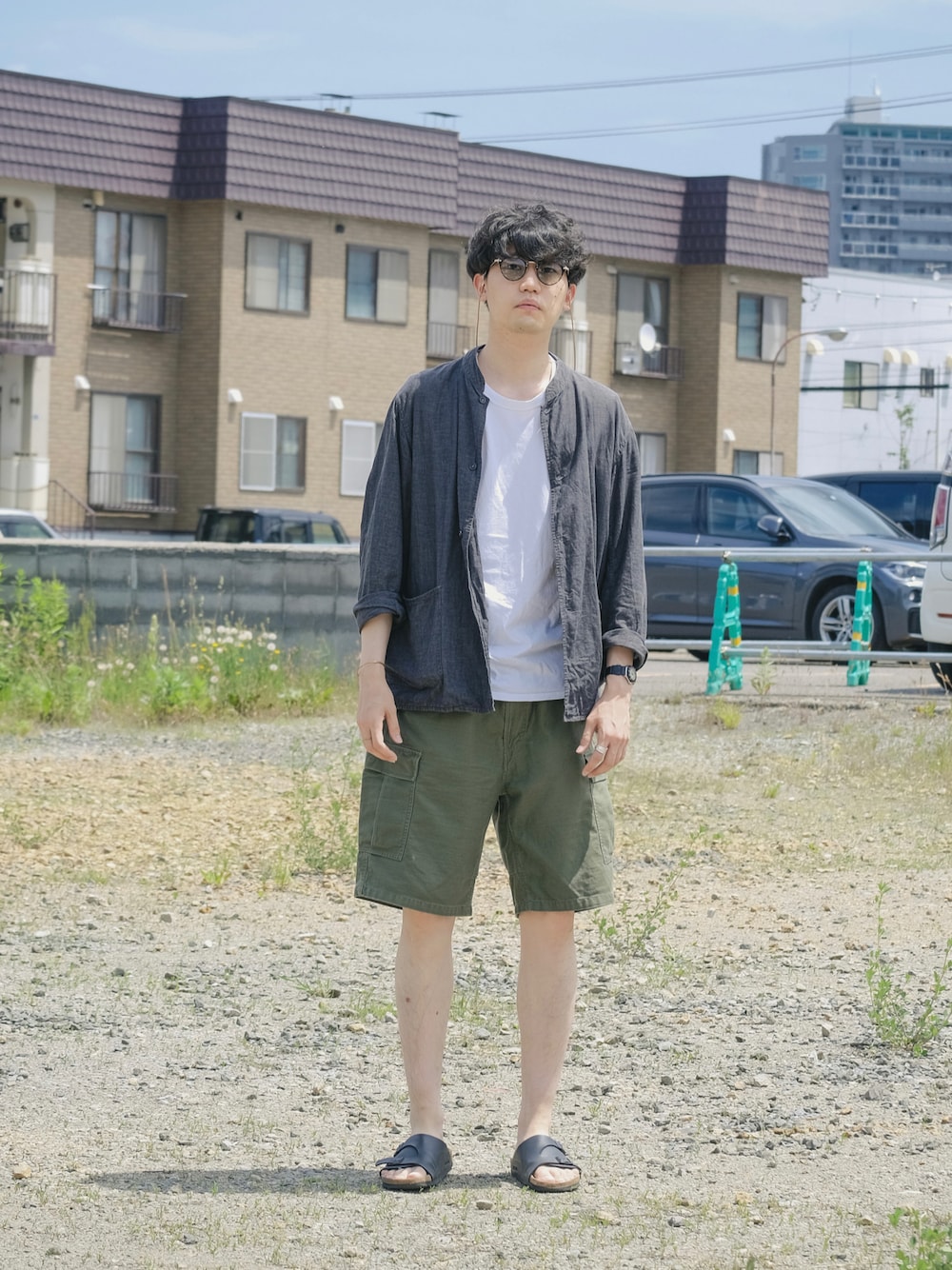 「夏コーデ、休日スタイル、シンプル、休日コーデ、カジュアルコーデ、サンダルコーデ、夏、サングラス、カーキ、グレー」｜「WILD LIFE TAILOR Adam et Rope'の【WILD LIFE TAILOR】バックサテン カーゴショーツ（カーゴパンツ、グリーン系）」を使った、UTさん（メンズ・186cm）の夏コーディネートの1枚目の写真