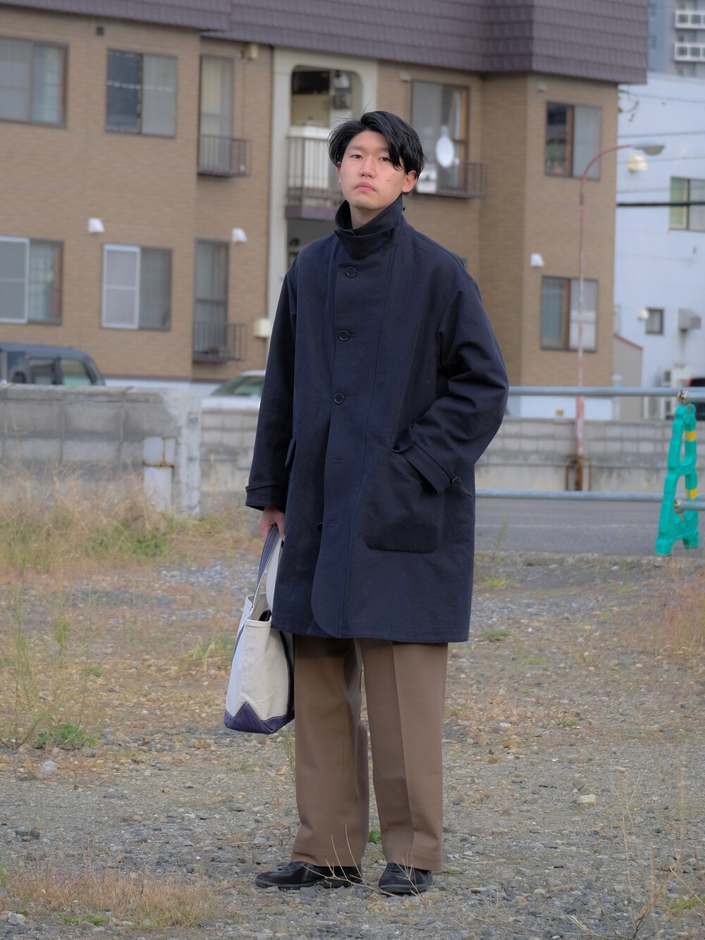 「秋冬コーデ、秋コーデ、コート、休日スタイル、スニーカーコーデ、ロングコート、秋冬、ストレートパンツ」｜「L.L.Beanの＜L.L.Bean＞TOTE BAG M/バッグ.（トートバッグ、ホワイト系）」を使った、UTさん（メンズ・186cm）の秋コーディネートの1枚目の写真
