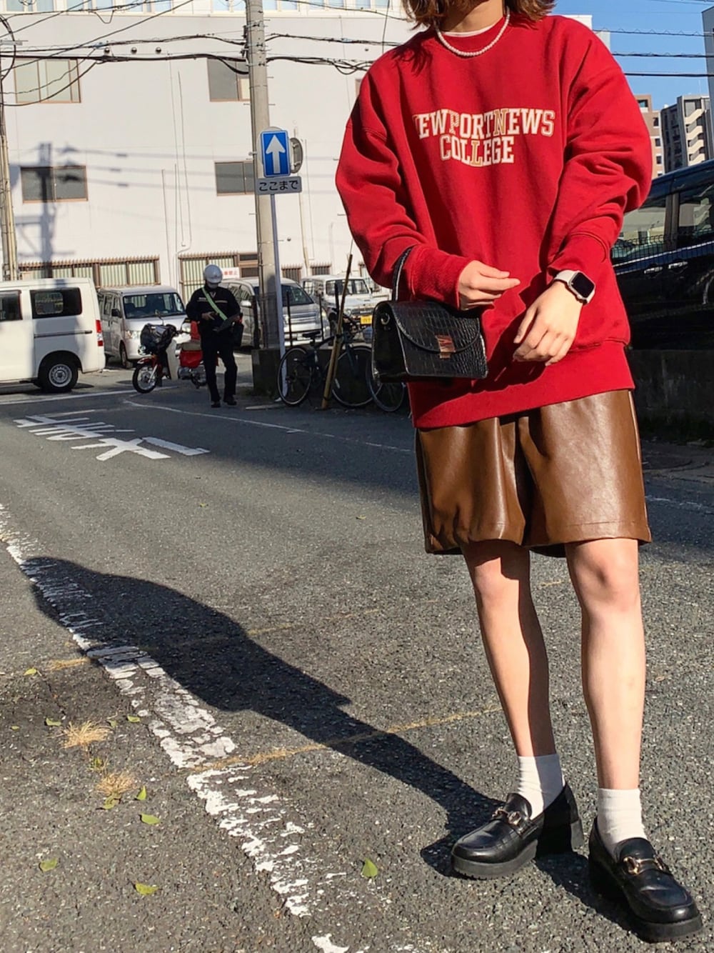 「トレーナー、休日コーデ、ラクチンコーデ、レザーハーフパンツ、未来のWEARISTAプロジェクト」｜「niko and...の【Letters 8】コラボ 裏毛プルオーバー（スウェット、レッド系）」を使った、ank___sさん（レディース・164cm）の秋コーディネートの1枚目の写真