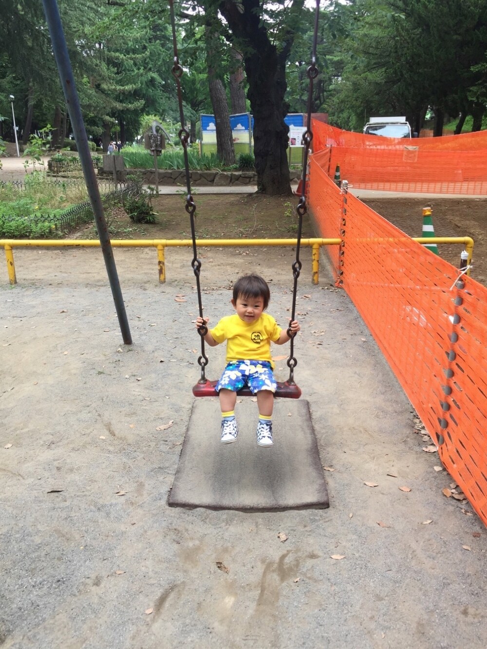 ブルー系のスニーカーを着用したキッズの秋コーディネートの1枚目の写真